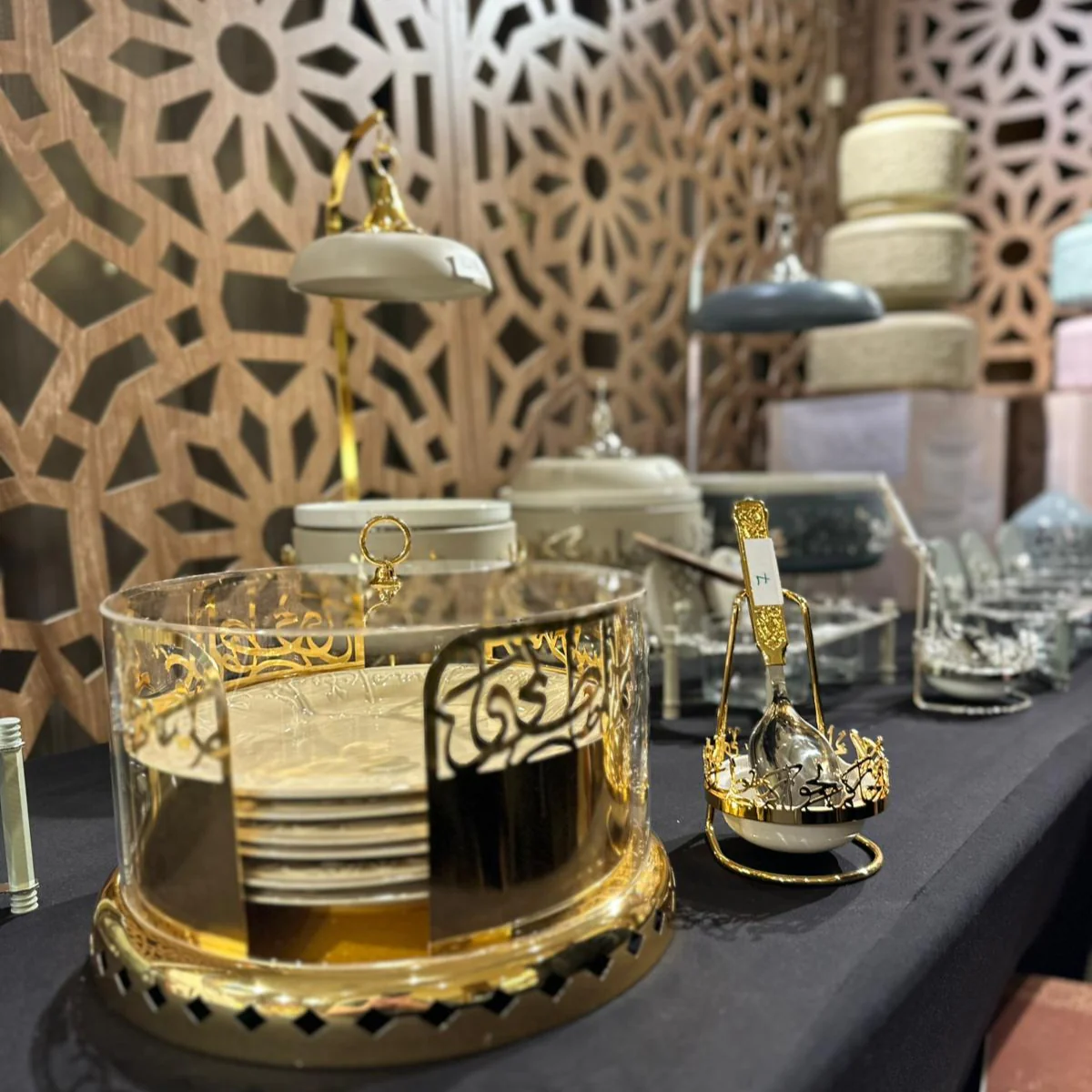 Jiwar - Small Sleek Plate Stand - Gold - Image 3